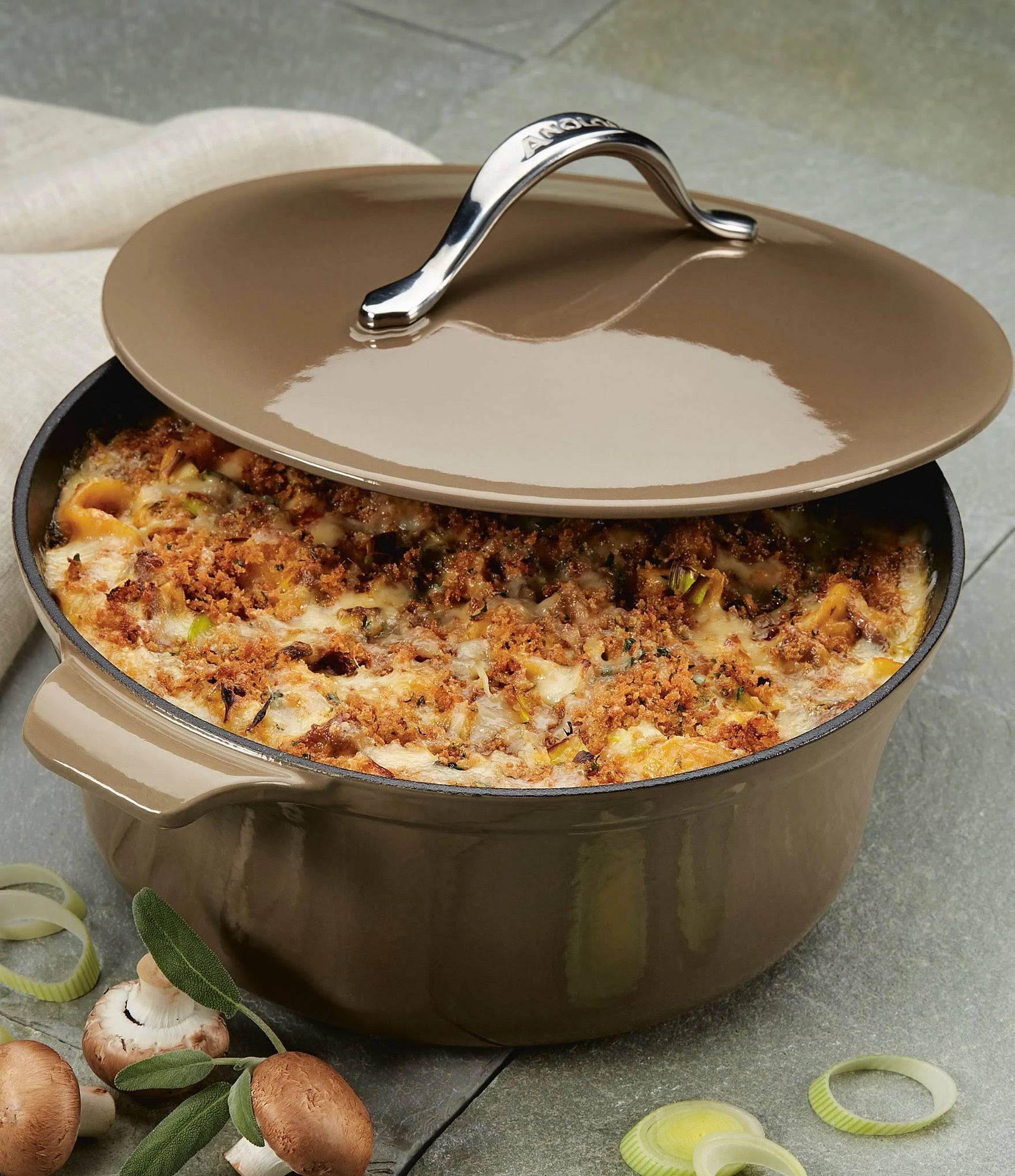 5-Quart Round Cast-Iron Dutch Oven R498600